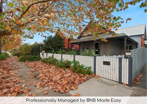 The Hideaway Charming Cottage Entertaining Area — 4-Star Luxury Hotel in Wagga Wagga, Australia
