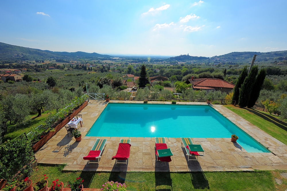 Villa Senaia — 4-Star Luxury Hotel in Castiglion Fiorentino, Italy