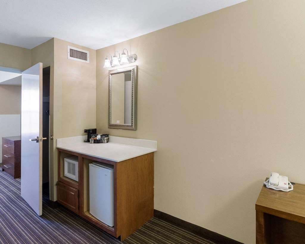 Comfort Inn & Suites Fayetteville University Area - photo 11