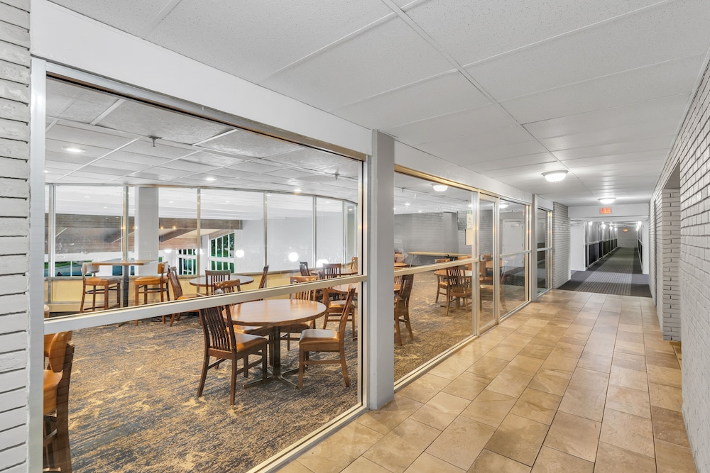 Eastlake Suites Hotel & Conference Center By OYO Urbana - photo 101