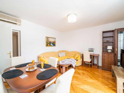 Apartment Klaudia Two Bedroom Apartment with Balcony