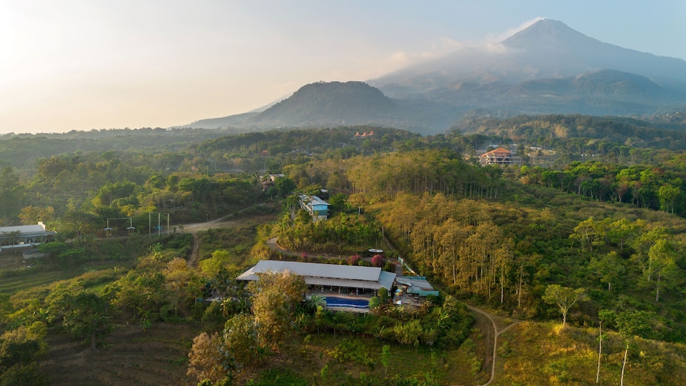 Royal Caravan Hotel Trawas — hotel in Terawas
