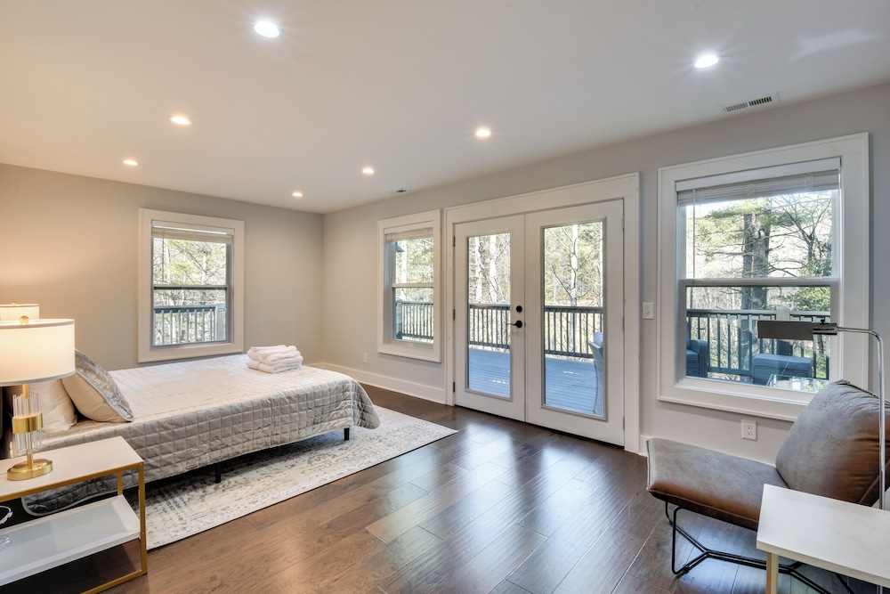 Luxe Highlands Haven w Fire Pit Hot Tub in Highlands, United States