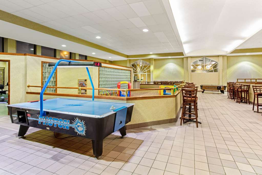 La Quinta Inn & Suites by Wyndham Appleton College Avenue - photo 23