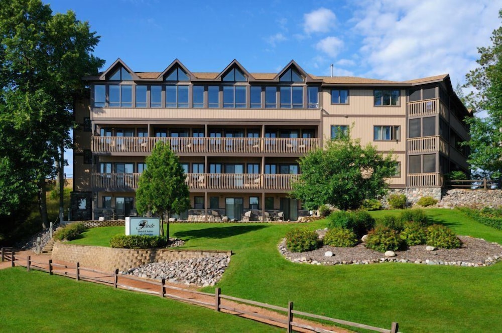 The Pointe Hotel and Suites — hotel in Rhinelander