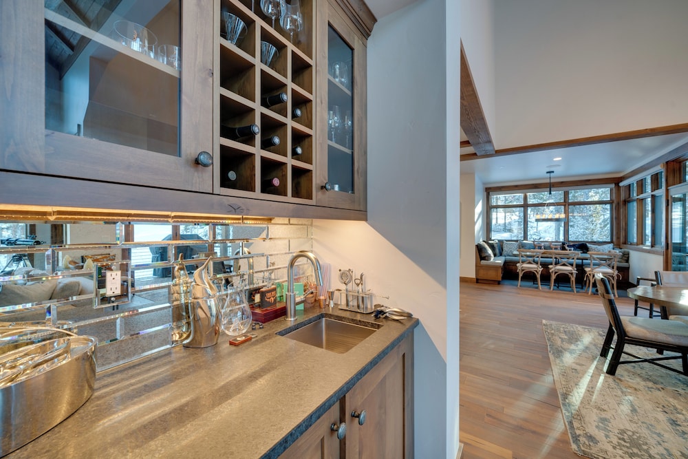 Custom Ski Inandout Chalet with Hot Tub And Wet Bars — 4-Star Luxury Hotel in Big Sky, United States