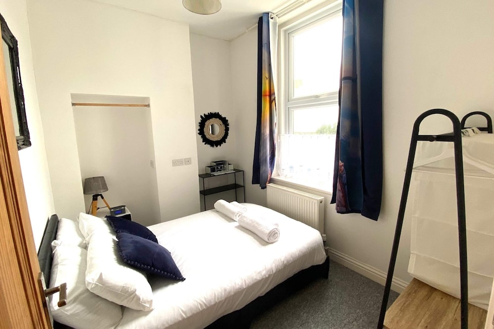 Beachfront Bolthole With Seaview in Idyllic Hythe — 4-Star Luxury Hotel in Hythe, United Kingdom