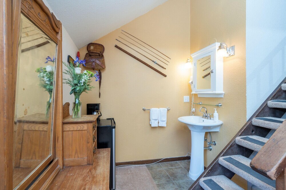 Manitou Lodge 8 Hotel Room by Alpine Lodging Telluride - photo 6