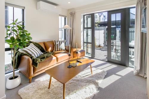 Stylish City Home with Parking Prime Location — 4-Star Luxury Hotel in Christchurch, New Zealand