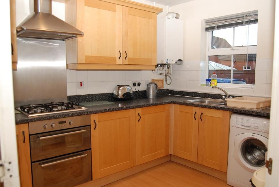 Fantastic 4 Bed House with 3 Bathrooms in Pleasant Location — 4-Star Luxury Hotel in West Bromwich, United Kingdom