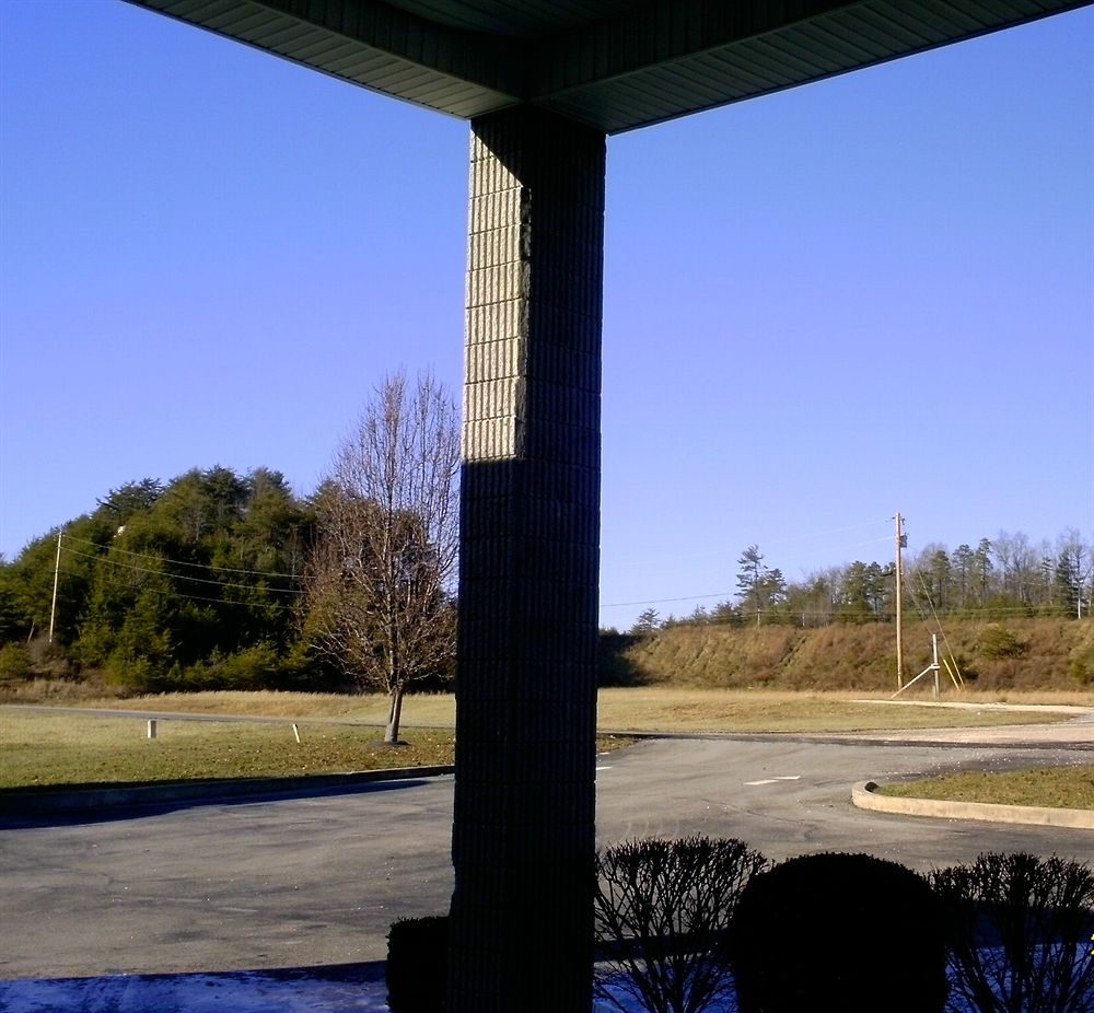 Campton Parkway Inn - photo 52
