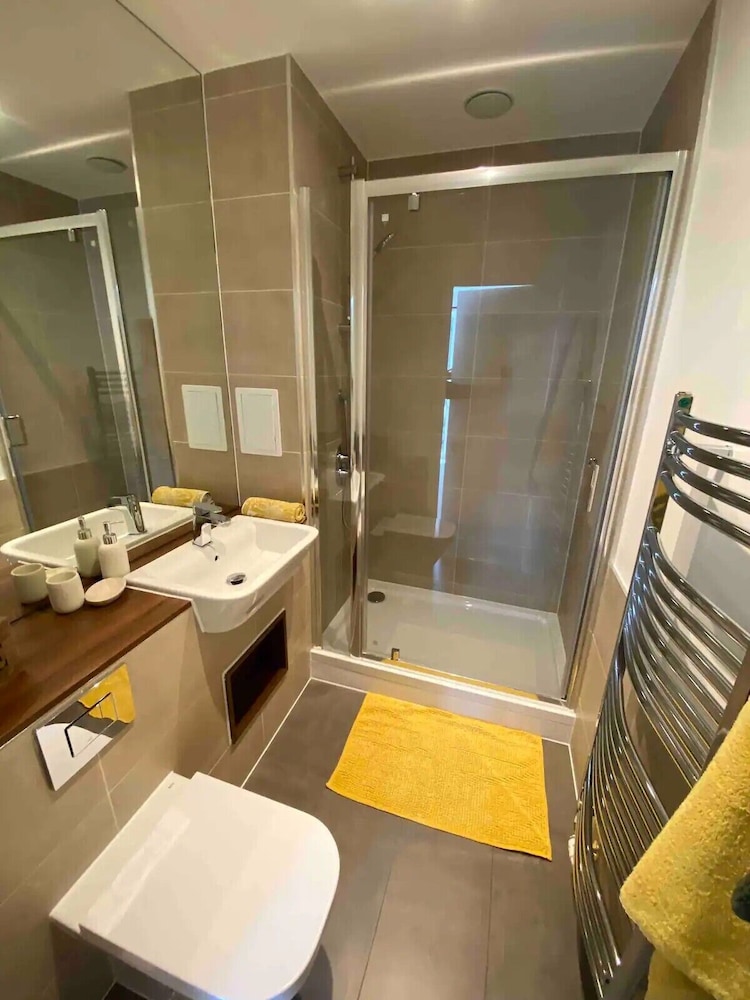 Clifton House O2 & Excel Rooms with private bathroom and Breakfast option — 4-Star Luxury Hotel in London, United Kingdom