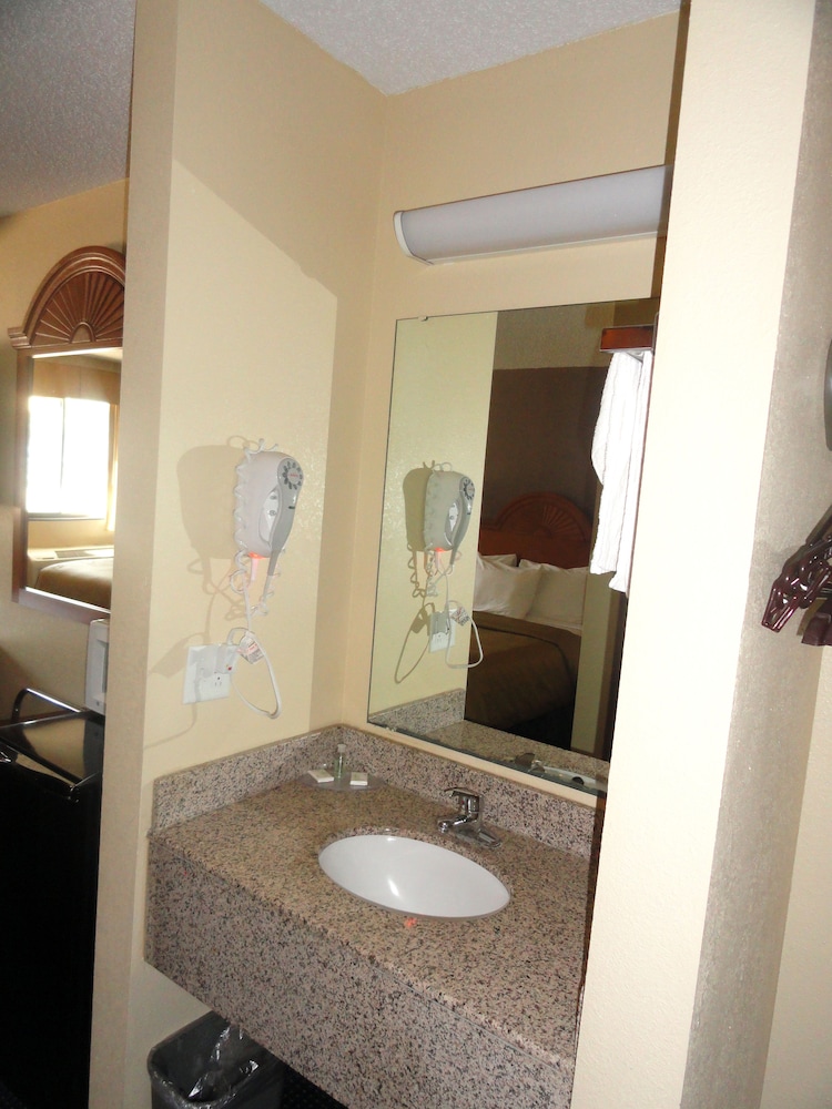 Columbus Inn - photo 20
