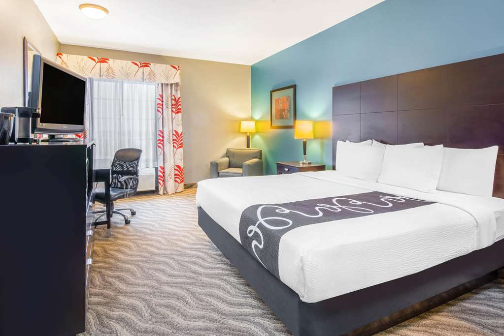 La Quinta Inn & Suites by Wyndham Glen Rose - photo 31