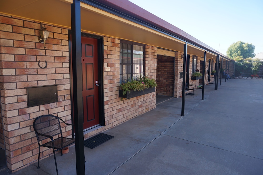 Miles Outback Motel — Miles