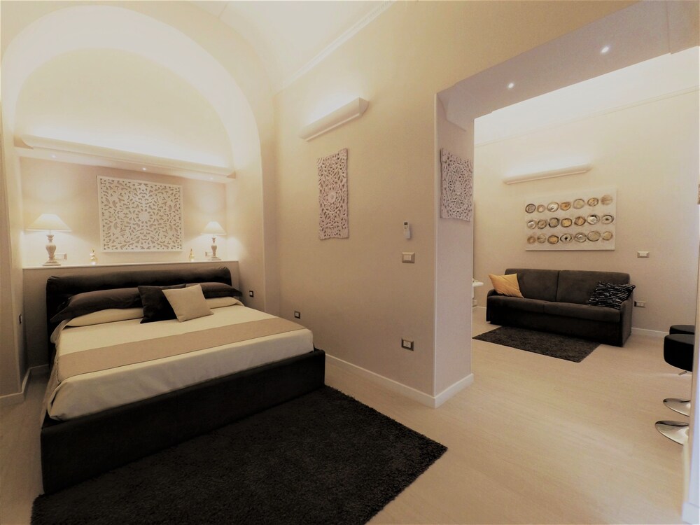 Royal Rooms Luxury Suite — 4-Star Luxury Hotel in Naples, Italy