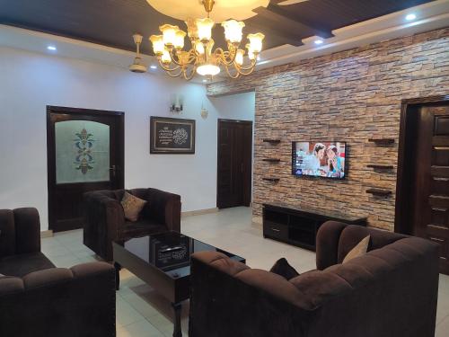 Fully Serviced Holiday Home Near Lahore Ring Road — 4-Star Luxury Hotel in Lahore, Pakistan