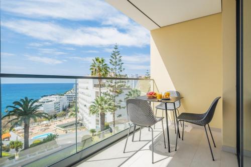 Apartment with ocean view and parking — 4-Star Luxury Hotel in Funchal, Portugal