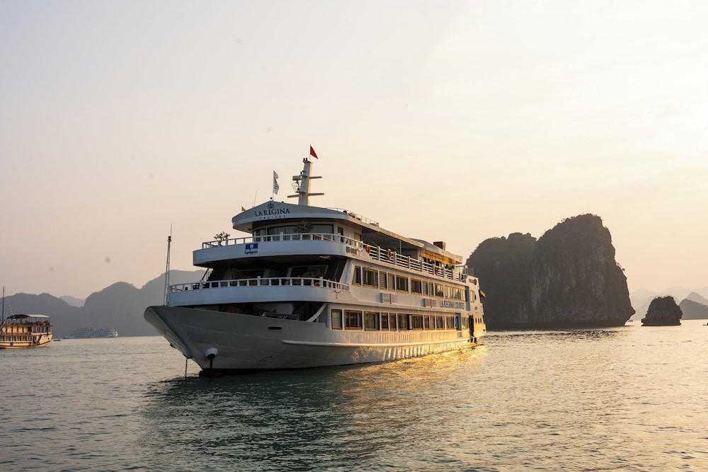 La Regina Royal Cruise — 4-Star Luxury Hotel in Ha Long, Vietnam