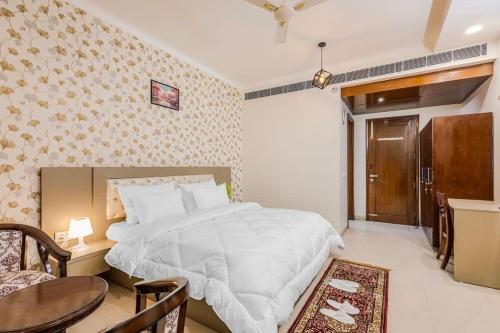 Eco chic haven in Gurgaon with balcony