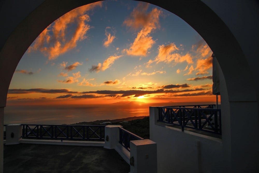 Pergeri Apartments — 4-Star Luxury Hotel in Fira, Greece