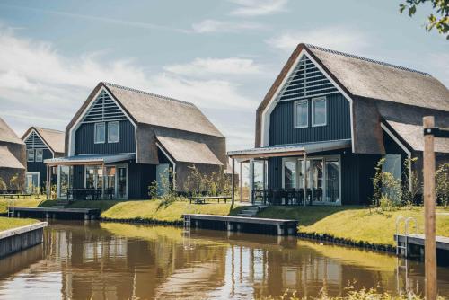 Watervilla binnenhaven met Sauna 6 personen Boutique Parc Pharshoeke — hotel in Heeg