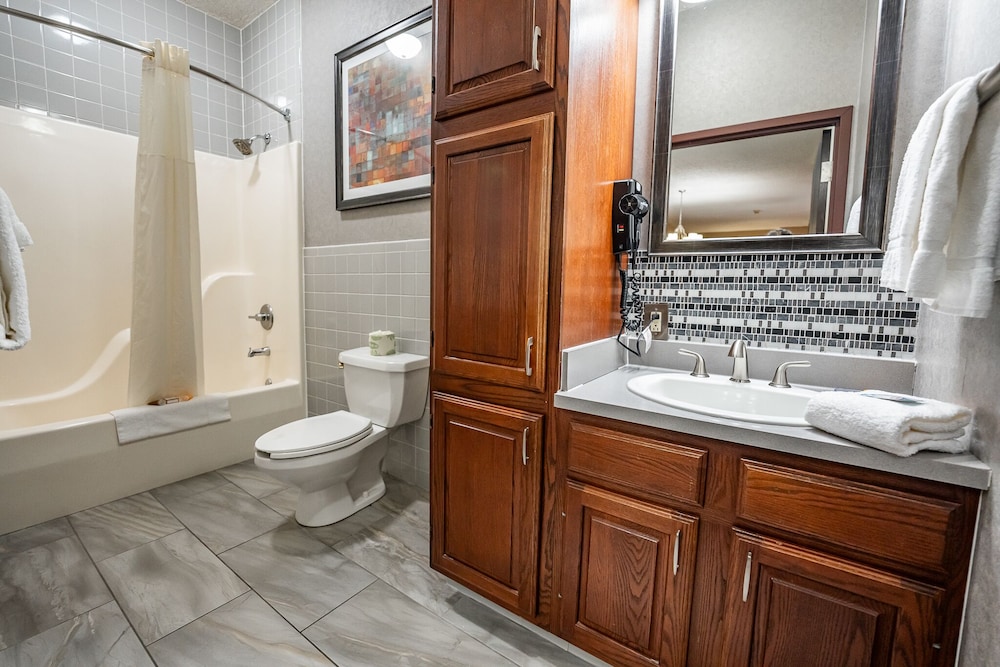Christopher Inn and Suites - photo 11
