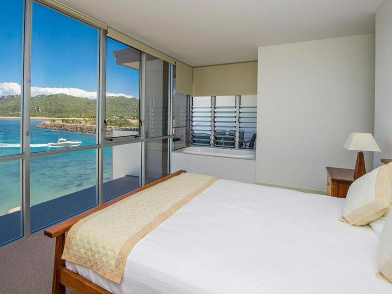 1 Bright Point Apartment 5201 — 4-Star Luxury Hotel in Nelly Bay, Australia