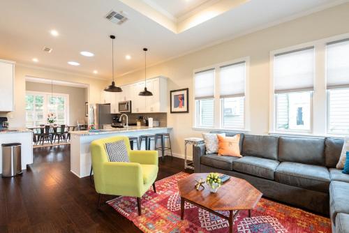 Discover the Riverwalk from New Craftsman Family Home — 4-Star Luxury Hotel in San Antonio, United States