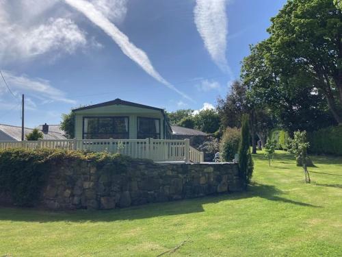 2 bedroom chalet in Chwilog on the Llyn Peninsula — 4-Star Luxury Hotel in Pwllheli, United Kingdom