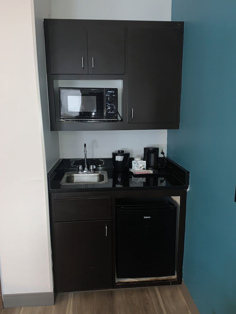 La Quinta Inn & Suites by Wyndham OKC North Quail Springs - photo 21