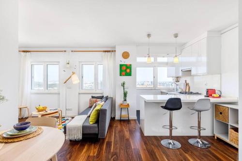 Stylish Sunny Home with AC Amazing View and Fast WiFi — 4-Star Luxury Hotel in Lisbon, Portugal