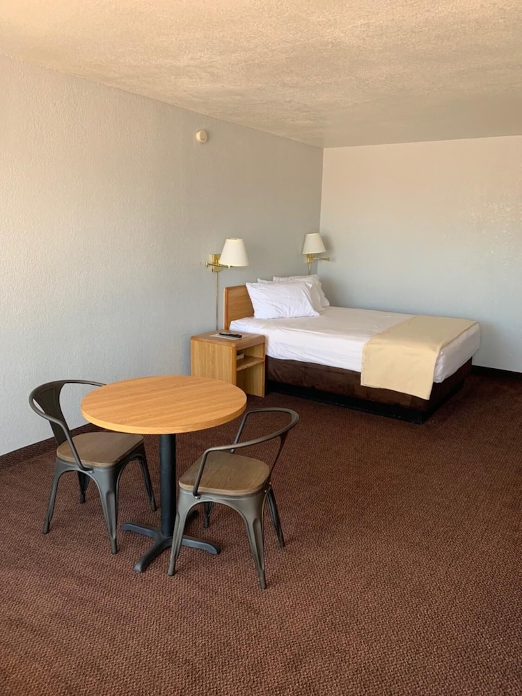 E Z 8 Motel Phoenix Airporter - photo 9
