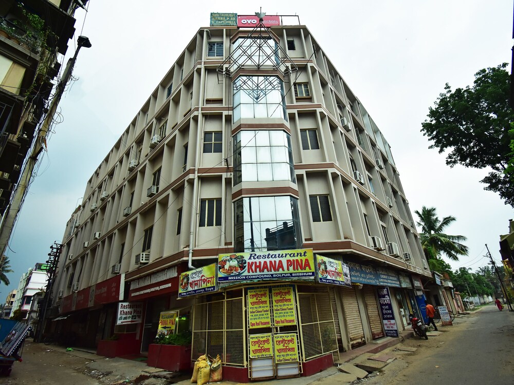 OYO 39699 Hotel Balaka International in Bolpur, India