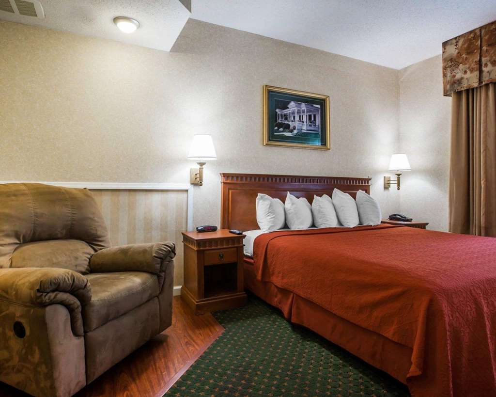 Econo Lodge Glens Falls Lake George - photo 17
