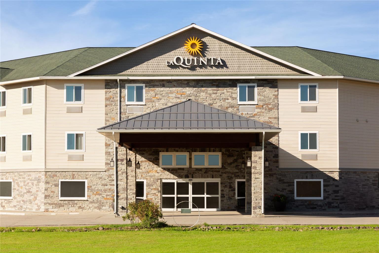 La Quinta Inn & Suites by Wyndham Fairbanks Airport - carbon neutral hotel in Fairbanks