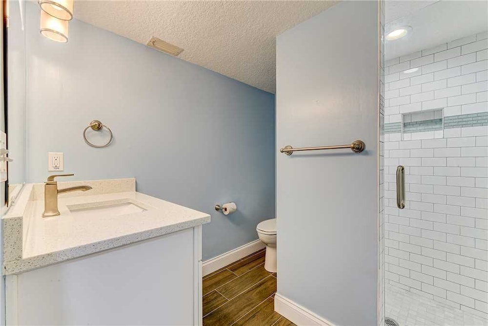 Island Retreat Upper B Ocean Front 2 Bedrooms Sleeps 6 - photo 35