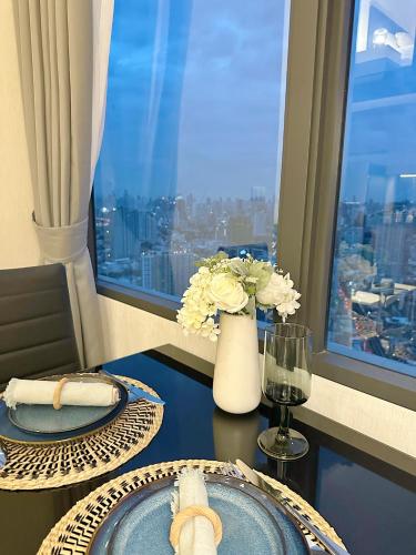 Luxury loft with Stunning 35th Floor Views