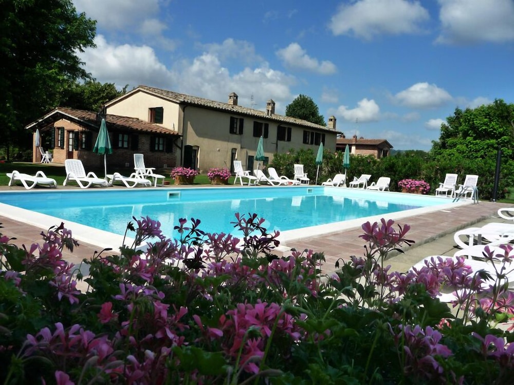 Agriturismo Miralduolo — 4-Star Luxury Hotel in Torgiano, Italy