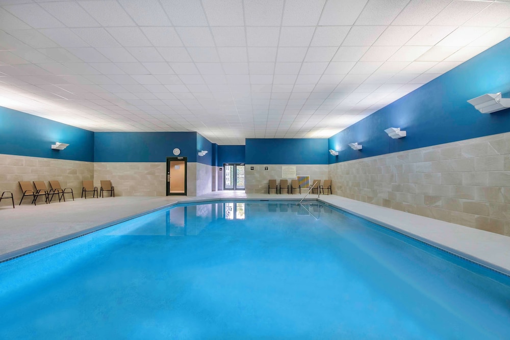 Hampton Inn East Aurora - photo 30