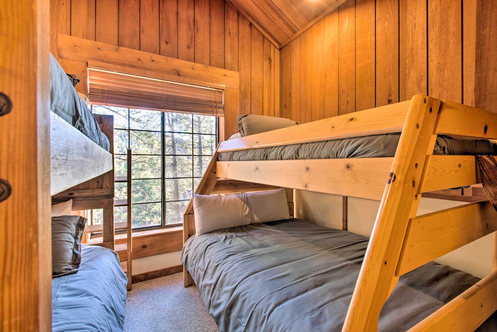 Family Cabin with Hot Tub 1 Mi to Angel Fire Resort — hotel in Angel Fire