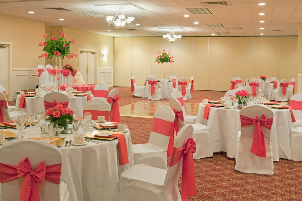 Holiday Inn Hotel & Suites Boston Peabody by IHG - photo 36