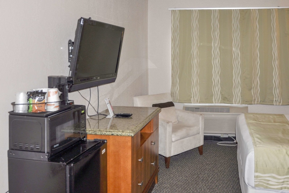 Bison Inn & Suites on University - photo 27