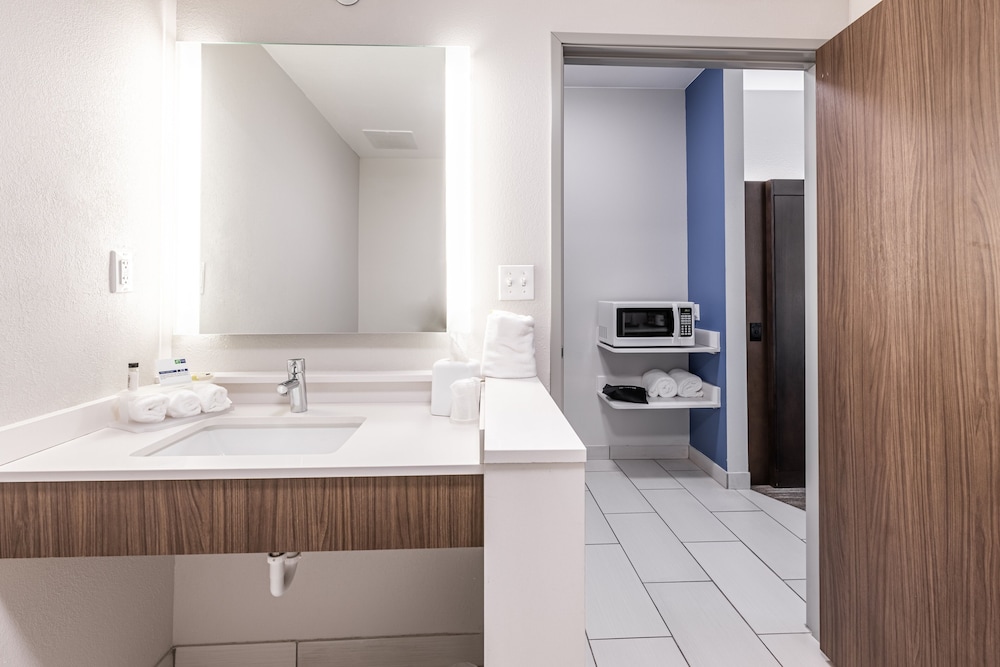 Holiday Inn Express & Suites Rantoul by IHG - photo 25