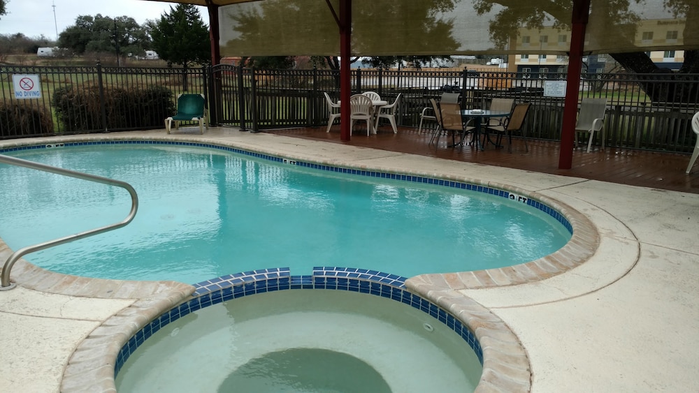 Hotel O Executive Inn & Suites Cuero Hwy 87 - photo 14