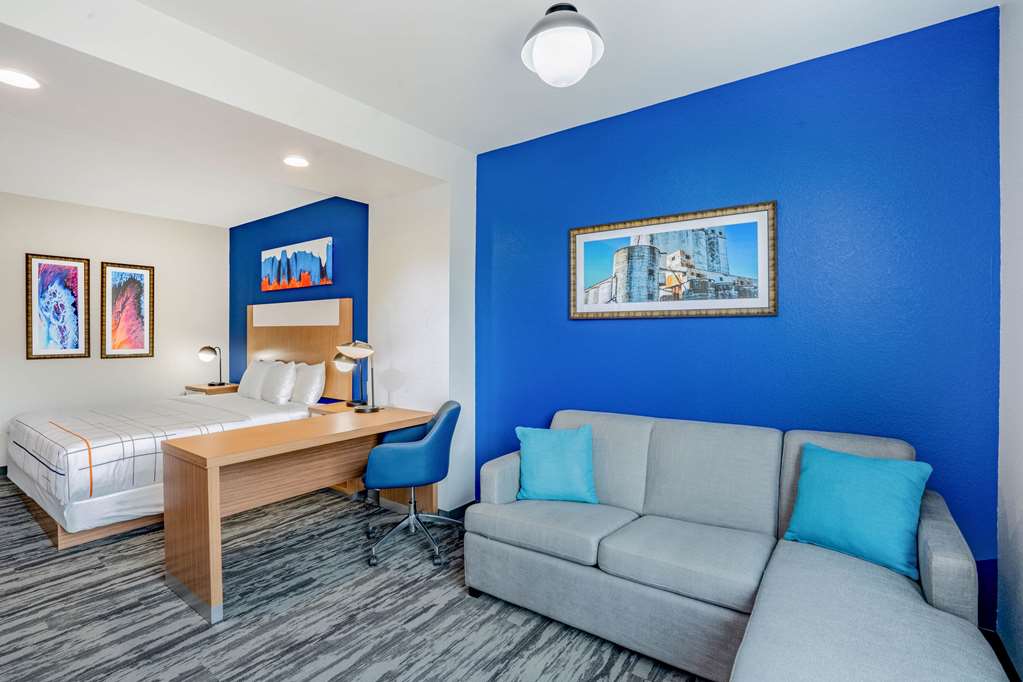 La Quinta Inn & Suites by Wyndham Katy - photo 22