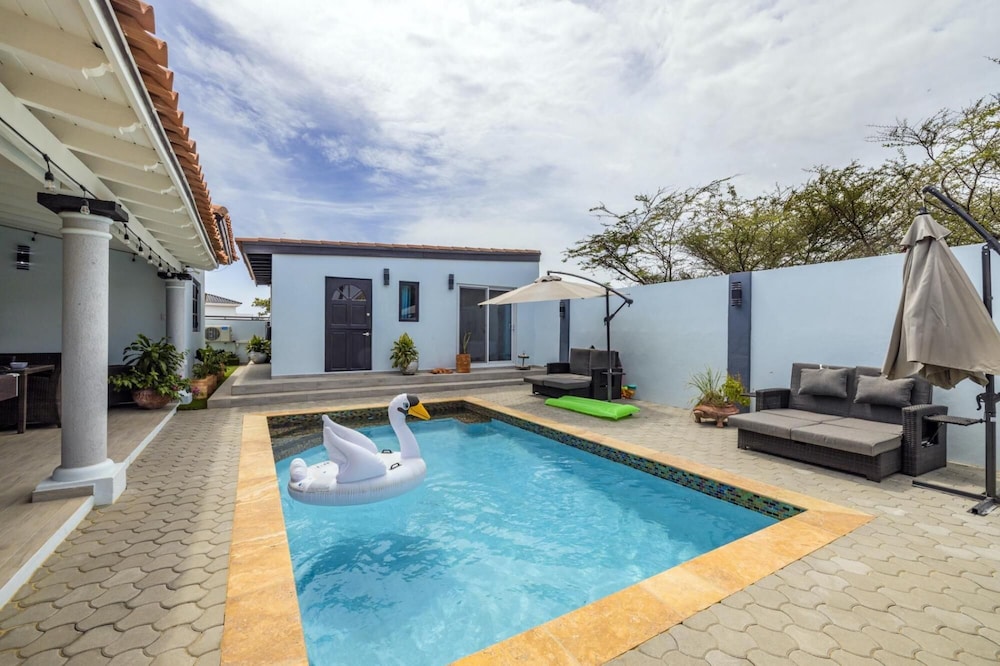 4BR 4BA Private Pool Sauna Tub Putt putt Fire Place in Noord, Aruba