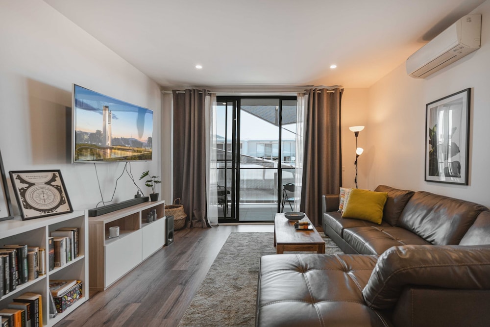 Lonsdale St 1 Bed Unit with Study Area and Parking — 4-Star Luxury Hotel in Canberra, Australia