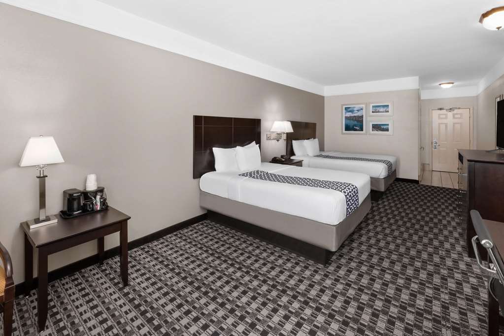 La Quinta Inn & Suites by Wyndham Deer Park - photo 17