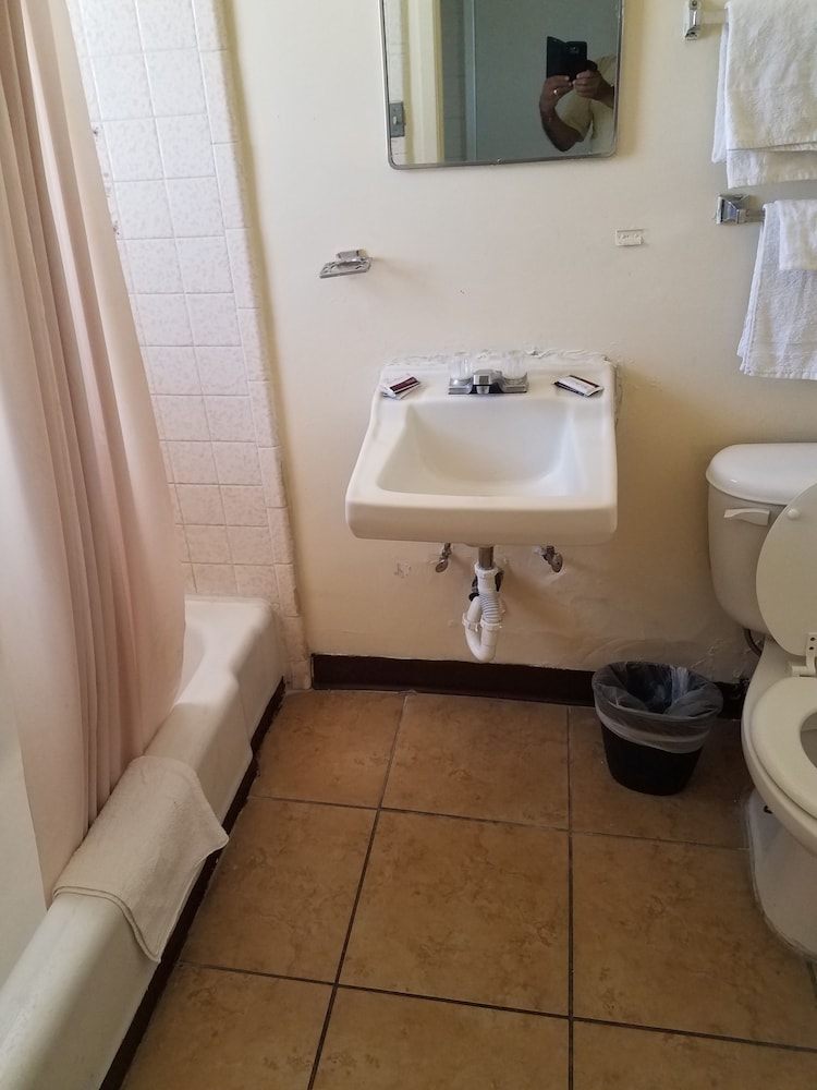 Beverly Crest Motor Inn - photo 11